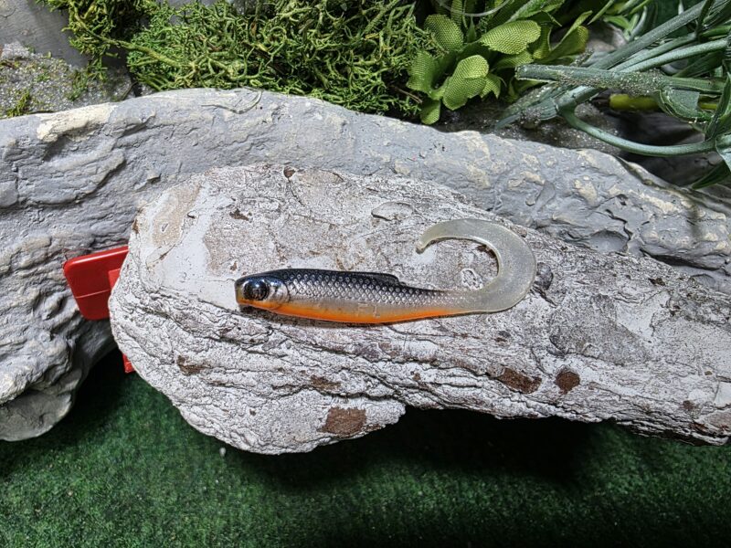 Skinny Twister 5 cm PERŁA OPALIZACJA NIEBIESKA
